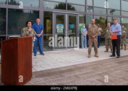 Brig. Le général Jeannine Ryder, commandant de l'escadre médicale 59th et directeur du marché de San Antonio, parle lors de l'événement de lancement de la semaine des infirmières et techniciens médicaux au centre chirurgical ambulatoire Wilford Hall, joint base San Antonio-Lackland, Texas, 9 mai 2022. La semaine nationale des infirmières et des techniciens médicaux commence à 6 mai et se termine à 12 mai, en l'honneur de l'anniversaire de Florence Nightingale, le fondateur de l'allaitement moderne. Banque D'Images