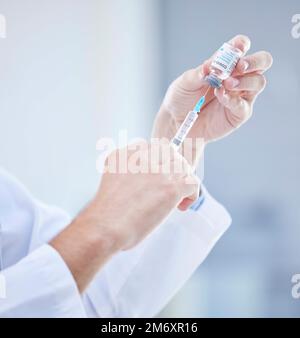 Mains, covid et médecin avec seringue de vaccin pour les soins de santé, le bien-être et l'immunité aux virus. Corona, aiguille de maintien pour injection et professionnel de la santé Banque D'Images