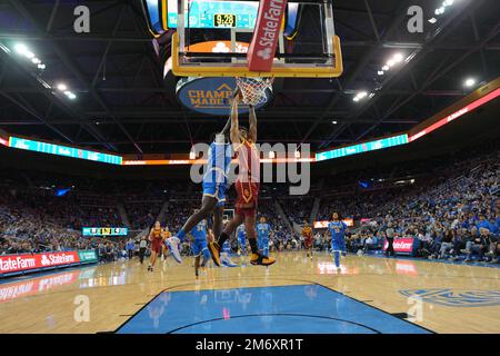 Le garde des Trojans de Californie du Sud Malik Thomas (1) tire la balle contre l'attaquant des Bruins de l'UCLA Adem Bona (3) lors d'un match de basket-ball universitaire de la NCAA à Los Angeles, le jeudi 5 janvier 2023. L'UCLA a battu l'USC 60-58. Banque D'Images