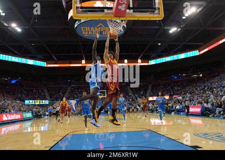 Le garde des Trojans de Californie du Sud Malik Thomas (1) tire la balle contre l'attaquant des Bruins de l'UCLA Adem Bona (3) lors d'un match de basket-ball universitaire de la NCAA à Los Angeles, le jeudi 5 janvier 2023. L'UCLA a battu l'USC 60-58. Banque D'Images