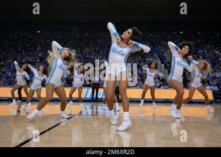 Les cheerleaders des Bruins de l'UCLA dansent lors d'un match de basket-ball universitaire de la NCAA contre les Trojans de Californie du Sud à Los Angeles, le jeudi 5 janvier 2023. Banque D'Images