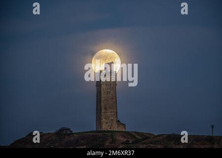 Wolf Moon s'installe à Victoria Tower Castle Hill près de Huddersfield, West Yorkshire, Royaume-Uni, 6th janvier 2023 (photo de Mark Cosgrove/News Images) Banque D'Images