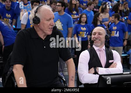 Bill Walton, analyste ESPN (à gauche) et Dave Pasch, annonceur play-by-play, lors d'un match de basket-ball universitaire de la NCAA entre les Bruins de l'UCLA et les Trojans de Californie du Sud à Los Angeles, le jeudi 5 janvier 2023. L'UCLA a battu l'USC 60-58. Banque D'Images