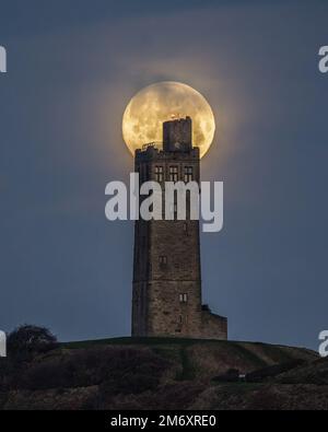 Wolf Moon se trouve à Victoria Tower Castle Hill, près de Huddersfield, West Yorkshire, Royaume-Uni. 6th janvier 2023. (Photo de Mark Cosgrove/News Images) à Huddersfield, Royaume-Uni, le 1/6/2023. (Photo de Mark Cosgrove/News Images/Sipa USA) crédit: SIPA USA/Alay Live News Banque D'Images