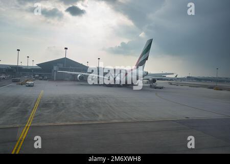 KUALA LUMPUR, MALAISIE - VERS JANVIER 2020 : Emirates Airbus A380 sur tarmac vu d'un avion à l'aéroport international de Kuala Lumpur Banque D'Images