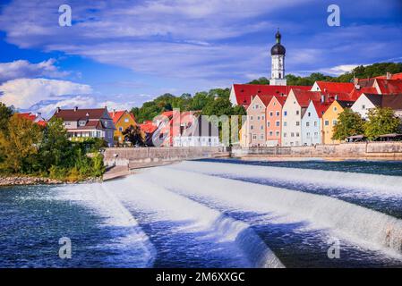 Landsberg am Lech, Allemagne. Maisons traditionnelles colorées dans la vieille ville historique gothique, la Bavière, dans la lumière du coucher du soleil. Banque D'Images