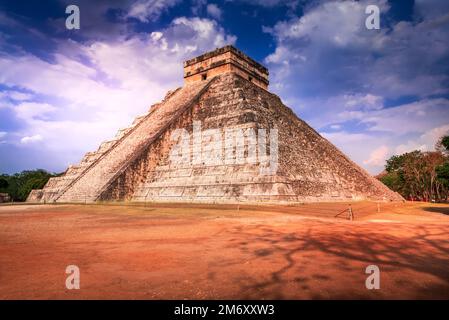 Chichen Itza, Mexique. El Castillo, célèbre pyramide de Kukulcan. Ruines de la civilisation maya prétumpienne en Amérique centrale, Yucatan. Banque D'Images