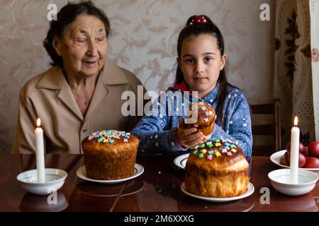 Concept de Pâques. La grand-mère avec sa petite-fille tient des œufs de Pâques à la maison Banque D'Images