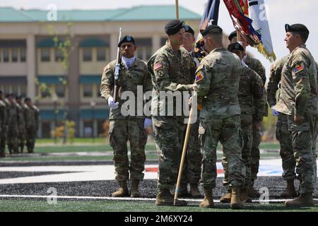 Le colonel Stephen Fairless (au centre), commandant, 1st Armored Brigade combat Team, 1st Armored Division passe les couleurs du bataillon du 1-36 Bataillon d'infanterie au lieutenant-colonel Geoffrey Lynch (à gauche), commandant entrant, 1st Bataillon, 36th Infantry Regiment, 1st Armored Brigade; symbolisant le passage de commandement du bataillon à lui. La première Brigade prête a tenu une cérémonie de passation de commandement lundi, à 9 mai 2022, au quartier général de la Division d'infanterie (ROK-US Combined Division) de 2nd sur le camp Humphreys, République de Corée. Cela a marqué la transition du commandement du 1st Bataillon, 36th régime d'infanterie Banque D'Images