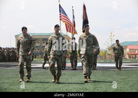 Après le passage des couleurs du bataillon, le colonel Stephen Fairless (au centre), commandant, 1st Brigade blindée, 1st Division blindée, dirige le lieutenant-colonel Matthew Caprari (à gauche), commandant sortant, 1-36 Bataillon d'infanterie, et le lieutenant-colonel Geoffrey Lynch, commandant entrant, 1-36 Bataillon d'infanterie du champ de parade. La première Brigade prête a tenu une cérémonie de passation de commandement lundi, à 9 mai 2022, au quartier général de la Division d'infanterie (ROK-US Combined Division) de 2nd sur le camp Humphreys, République de Corée. Cela marquait la transition du commandement du 1st Bataillon, 36th Régiment d'infanterie, 1st BRI blindée Banque D'Images