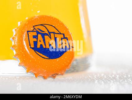 LONDRES, Royaume-Uni - 29 DÉCEMBRE 2022 : bouchon de bouteille de soda orange Fanta avec verre froid sur fond avec rosée. Banque D'Images