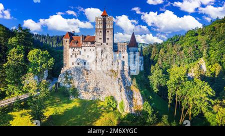 Son, Roumanie. Célèbre château de Bran en Transylvanie, montagnes des Carpathes. L'un des sites les plus visités de la roumanie. Le mythe de Dracula, Vlad l'Impaler. Banque D'Images