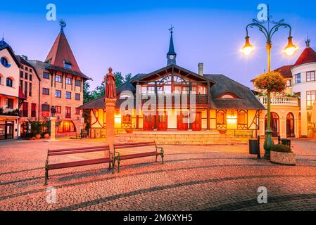 Komarno, Slovaquie. Belle cour d'Europe, architecture historique dans la charmante ville slovaque, vue au crépuscule. Komaron est une petite ville hongroise de Banque D'Images