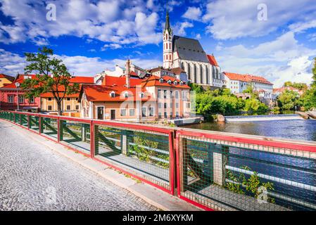 Cesky Krumlov, Bohême. vue sur le centre-ville historique avec Church St. Vitus et Vltava. Ville classée au patrimoine mondial de la République tchèque Voyage célèbre Banque D'Images