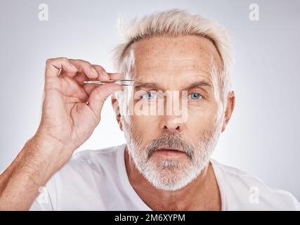 Soin du visage, des sourcils et des hommes sur fond gris de studio pour les soins personnels, le bien-être de santé ou l'esthétique de beauté. Portrait, modèle mature ou Banque D'Images