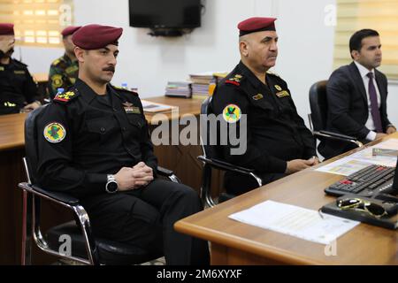 Les soldats des Forces d'opérations spéciales iraquiennes écoutent attentivement lors d'une conférence contre le terrorisme à 9 mai 2022, à Bagdad, en Iraq. La conférence sur la lutte contre le terrorisme a réuni des dirigeants clés du Ministère iraquien de l'intérieur, du Ministère iraquien de la défense et du Ministère du Gouvernement régional du Kurdistan de Peshmerga pour discuter de l'amélioration de la planification, de la coordination et de la collaboration conjointes entre tous les éléments de la lutte contre le terrorisme afin de soutenir l'objectif commun de vaincre le terrorisme. Banque D'Images