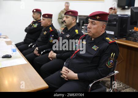 Les soldats des Forces d'opérations spéciales iraquiennes écoutent attentivement lors d'une réunion à une conférence contre le terrorisme, à 9 mai 2022, à Bagdad, en Iraq. La conférence sur la lutte contre le terrorisme a réuni des dirigeants clés du Ministère iraquien de l'intérieur, du Ministère iraquien de la défense et du Ministère du Gouvernement régional du Kurdistan de Peshmerga pour discuter de l'amélioration de la planification, de la coordination et de la collaboration conjointes entre tous les éléments de la lutte contre le terrorisme afin de soutenir l'objectif commun de vaincre le terrorisme. Banque D'Images