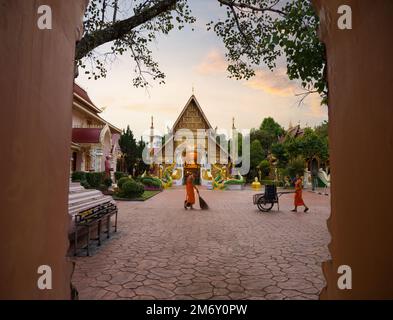 Chiang Rai, Thaïlande. 16 novembre 2022. Jeunes moines travaillant dans le jardin du temple Wat Phra Singh. C'est un temple bouddhiste dans la province de Chiang Rai. Banque D'Images