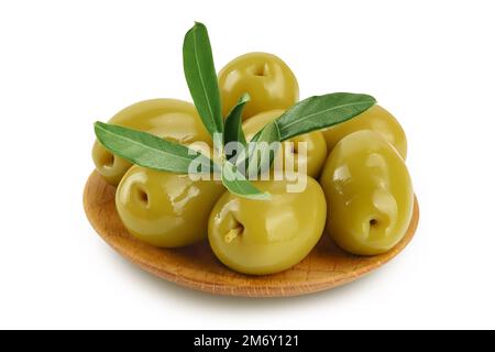 Olives vertes avec feuilles dans un bol en bois isolé sur fond blanc avec une profondeur de champ totale. Banque D'Images