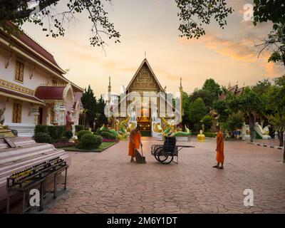 Chiang Rai, Thaïlande. 16 novembre 2022. Jeunes moines travaillant dans le jardin du temple Wat Phra Singh. C'est un temple bouddhiste dans la province de Chiang Rai. Banque D'Images