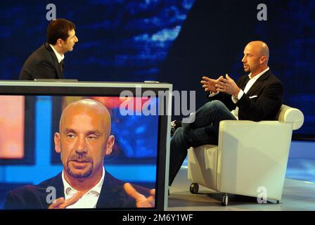 Photo répertoire, Italie. 06th janvier 2023. LA transmission RAI DE FAZIO FABIO ' CHE TEMPO CHE FA ' AVEC L'INVITÉ VIALLI GIANLUCA (MILAN - 2007-01-22, Alessandro Grassani) ps la photo peut être utilisée dans le contexte dans lequel elle a été prise, Et sans l'intention diffamatoire du décorum des personnes représentées usage éditorial seulement crédit: Agence de photo indépendante/Alamy Live News Banque D'Images