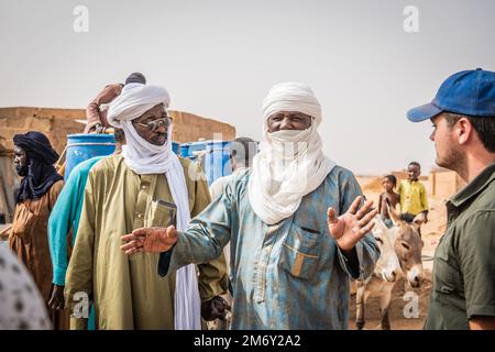 Le chef du village d'Alwat et le chef adjoint discutent de l'économie du village et de l'état d'avancement d'un précédent projet de restauration de l'eau avec le Groupe expéditionnaire aérien (AEG) 409th et les équipes d'affaires civiles des Forces armées nigérianes (langue française : armées nigériennes - FAN) à Alwat, Niger, 9 mai 2022. Ces réunions, facilitées par l'équipe des affaires civiles de l'AEG en 409th, renforcent le partenariat du FAN avec les villages locaux, ce qui permet d'établir de solides relations et de renforcer la continuité de l'engagement entre le gouvernement du Niger et ses citoyens. Banque D'Images