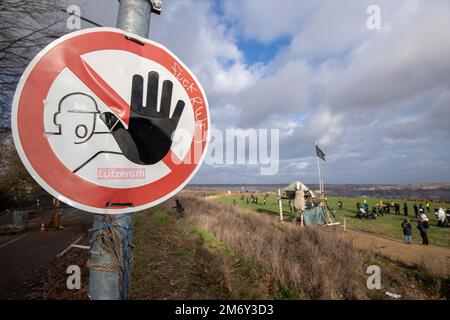 Panneau d'avertissement, en arrière-plan la mine d'opencast Garzweiler, général, caractéristique, motif marginal, photo symbolique le village de Luetzerath sur le côté ouest de la mine d'opencast de lignite de Garzweiler sera défriché et dragué en janvier 2023, Luetzerath, 05.01.2023, Banque D'Images