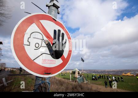 Panneau d'avertissement, en arrière-plan la mine d'opencast Garzweiler, général, caractéristique, motif marginal, photo symbolique le village de Luetzerath sur le côté ouest de la mine d'opencast de lignite de Garzweiler sera défriché et dragué en janvier 2023, Luetzerath, 05.01.2023, Banque D'Images