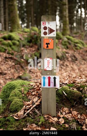 Marquage d'un itinéraire de randonnée longue distance (blanc et rouge). Itinéraires. Marquage sur bois. Indication de changement de direction. Sentier de randonnée. Marquage Banque D'Images