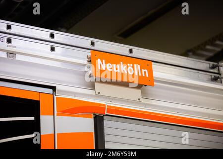 Berlin, Allemagne. 06th janvier 2023. 'Neukölln' est écrit sur un camion de pompiers à la caserne de pompiers de Neukölln. Credit: Christoph Soeder/dpa/Alay Live News Banque D'Images