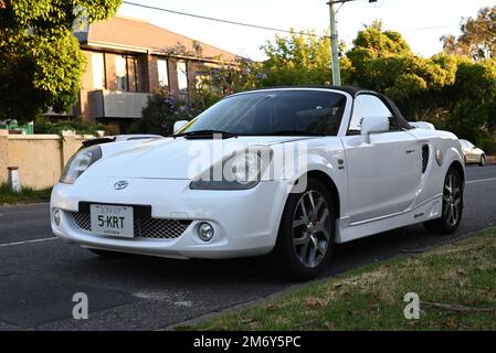 Blanc troisième génération, ou W30, Toyota MR2 Spyder convertible stationné sur le côté de la route, avec plaques d'immatriculation personnalisées Banque D'Images