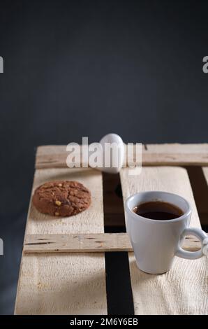 Tasse de café et biscuits aux pépites de chocolat sur bois Banque D'Images