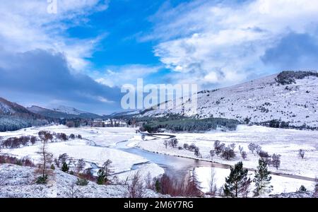 Braemar Scotland Linn de Dee regardant à travers la vallée couverte de neige vers Mar Lodge domaine en hiver Banque D'Images