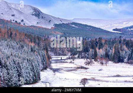 Braemar Scotland Linn de Dee regardant à travers la vallée enneigée vers le pont blanc Victoria Banque D'Images