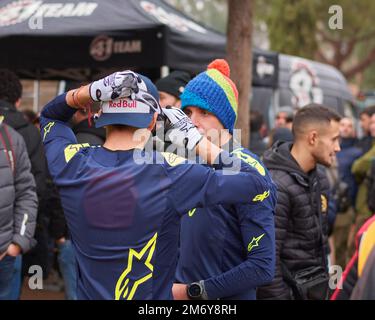 17.12.2022. Montmeló, Espagne, Pedro Acosta de derrière préparer le kit pour sortir sur la piste au TT Noël de Rocco's Ranch Banque D'Images