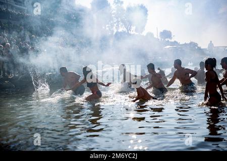 Pirée, Grèce. 06th janvier 2023. Les croyants orthodoxes tentent de récupérer un crucifix en bois lors des célébrations annuelles de l'Epiphanie et de la Bénédiction des eaux au Pirée, près d'Athènes. Au cours d'un rituel, les prêtres lancent des croix dans la mer pour être récupérés par les nageurs. Credit: Socrates Baltagiannis/dpa/Alay Live News Banque D'Images