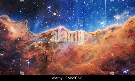 Falaises cosmiques dans la Carina Nebula. Télescope spatial James Webb. Paysage étincelant de la naissance des étoiles. Éléments de cette image fournis par la NASA. Banque D'Images