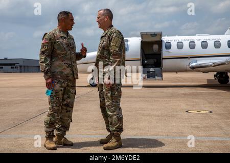 FORT HOOD, TEXAS – ÉTATS-UNIS Général de l'armée Michael Garrett, États-Unis Le commandant général du Commandement des forces, parle avec le lieutenant-général Robert 'Pat' White, le commandant général du corps d'armée de 3rd, après l'arrivée de Garrett sur le terrain pour une visite du site à fort Hood, Texas, 10 mai 2022. Garrett a été accueilli à la sortie de son vol par l'équipe de commandement du corps d'armée de 3rd. Banque D'Images