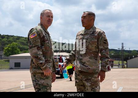 FORT HOOD, TEXAS – ÉTATS-UNIS Général de l'armée Michael Garrett, États-Unis Le commandant général du Commandement des forces, parle avec le lieutenant-général Robert 'Pat' White, le commandant général du corps d'armée de 3rd, après l'arrivée de Garrett sur le terrain pour une visite du site à fort Hood, Texas, 10 mai 2022. La visite comprenait des réunions avec les équipes de commandement de fort Hood, des repas dans les installations de restauration sur place et une formation physique avec les unités locales. Banque D'Images