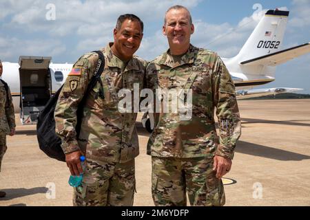 FORT HOOD, TEXAS – ÉTATS-UNIS Général de l'armée Michael Garrett, États-Unis Le commandant général du Commandement des forces et le lieutenant-général Robert 'Pat' White, commandant général du corps d'armée de 3rd, posent pour une photo après l'arrivée de Garrett sur le terrain pour une visite du site à fort Hood, Texas, 10 mai 2022. La visite de Garrett a duré trois jours et a visité plusieurs endroits de la base. Banque D'Images