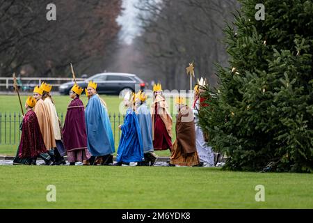 Berlin, Allemagne. 06th janvier 2023. Les chanteurs de chants du diocèse de Regensburg viennent au palais de Bellevue. Le thème de la campagne Epiphanie de 65th est la protection des enfants contre la violence. Credit: Fabian Sommer/dpa/Alay Live News Banque D'Images