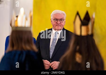 Berlin, Allemagne. 06th janvier 2023. Le président fédéral Frank-Walter Steinmeier reçoit les chants de chants du diocèse de Regensburg au Palais Bellevue. Le thème de la campagne Epiphanie 65th est la protection des enfants contre la violence. Credit: Fabian Sommer/dpa/Alay Live News Banque D'Images