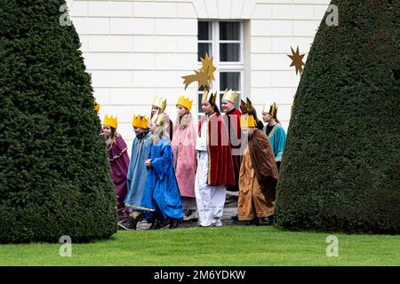 Berlin, Allemagne. 06th janvier 2023. Les chanteurs de chants du diocèse de Regensburg viennent au palais de Bellevue. Le thème de la campagne Epiphanie de 65th est la protection des enfants contre la violence. Credit: Fabian Sommer/dpa/Alay Live News Banque D'Images