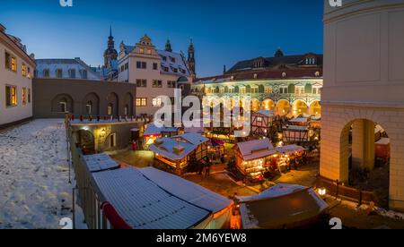 Le marché de Noël médiéval de style Renaissance est situé dans l'ancienne écurie Stallhof, dans le centre historique de Dresde. Banque D'Images