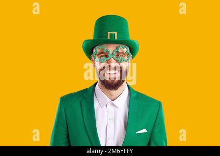 Homme pensif à barbe en chapeau de lepreun avec Clover dans la bouche. Patrick. Banque D'Images