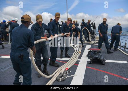 220510-N-DO281-1009 AÇORES, Portugal (10 mai 2022) les marins faussaient les lignes alors que le destroyer à missiles guidés de la classe Arleigh Burke USS Paul Ignatius (DDG 117) se lance des Açores, au Portugal, au 10 mai 2022. Paul Ignatius est sur un déploiement prévu aux États-Unis Sixième zone d'exploitation de la flotte à l'appui de l'intérêt des États-Unis, des alliés et des partenaires en Europe et en Afrique. Banque D'Images