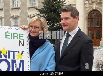 Mairead McGuinness, commissaire européen de l'Irlande, et Peter Burke, ministre d'État aux Affaires européennes, dévoilent le premier timbre postal de 2023 dans les bâtiments gouvernementaux, marquant ainsi le 50th anniversaire de l'adhésion de l'Irlande aux Communautés européennes (ce). Date de publication : vendredi 6 janvier 2023. Banque D'Images