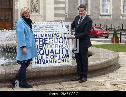 Mairead McGuinness, commissaire européen de l'Irlande, et Peter Burke, ministre d'État aux Affaires européennes, dévoilent le premier timbre postal de 2023 dans les bâtiments gouvernementaux, marquant ainsi le 50th anniversaire de l'adhésion de l'Irlande aux Communautés européennes (ce). Date de publication : vendredi 6 janvier 2023. Banque D'Images