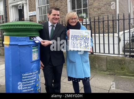 Mairead McGuinness, commissaire européen de l'Irlande, et Peter Burke, ministre d'État aux Affaires européennes, dévoilent le premier timbre postal de 2023 dans les bâtiments gouvernementaux, marquant ainsi le 50th anniversaire de l'adhésion de l'Irlande aux Communautés européennes (ce). Date de publication : vendredi 6 janvier 2023. Banque D'Images