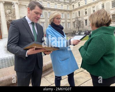 Mairead McGuinness, commissaire européen de l'Irlande (au centre), Peter Burke, ministre d'État aux Affaires européennes, et Anna McHugh, chef des communications d'an Post, dévoilent le premier timbre de 2023 dans les bâtiments gouvernementaux, marquant ainsi le 50th anniversaire de l'adhésion de l'Irlande aux Communautés européennes (ce). Date de publication : vendredi 6 janvier 2023. Banque D'Images